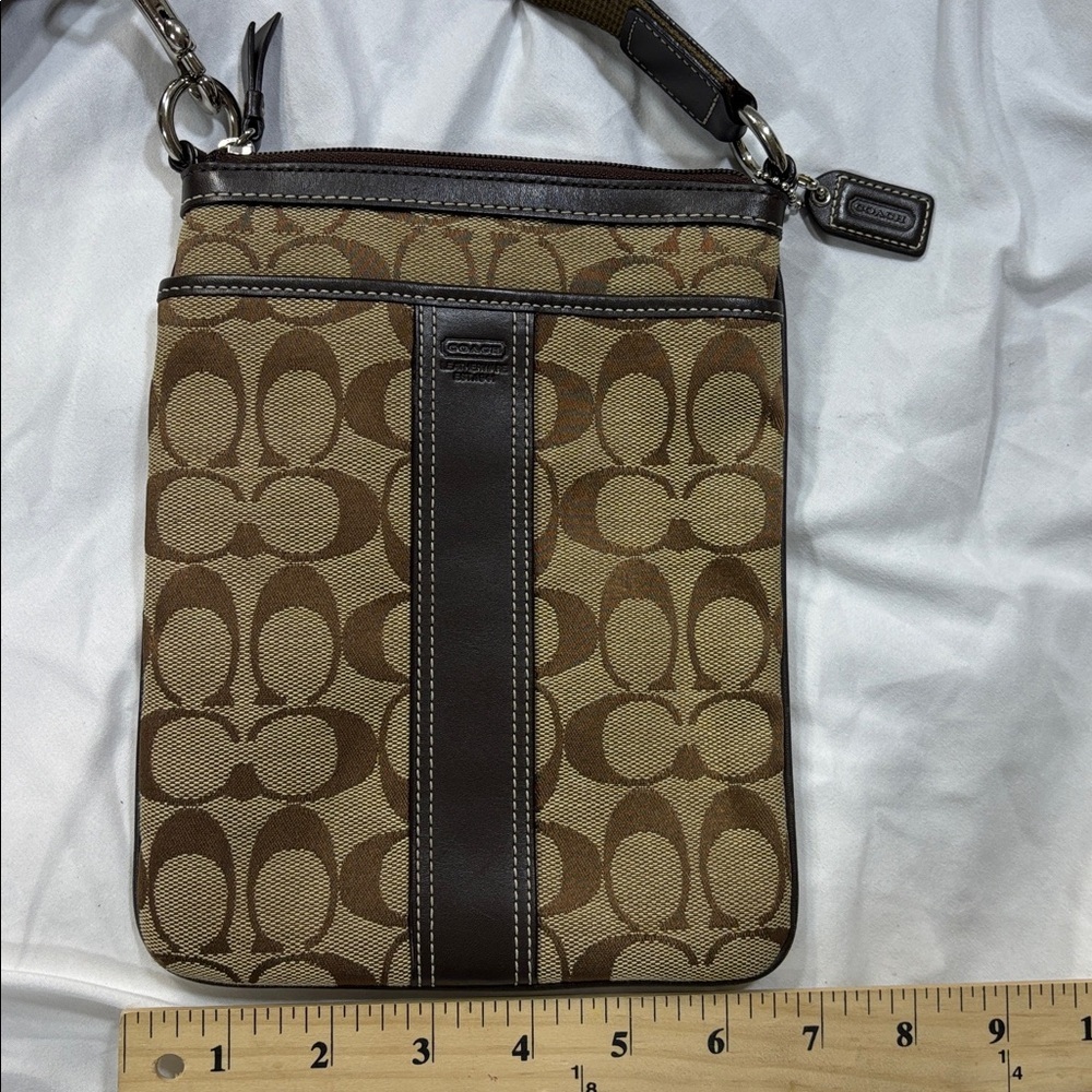Coach Signature 6016 Stripe Swingpack Crossbody Khaki
Brown Leather Purse bag - Picture 2 of 15